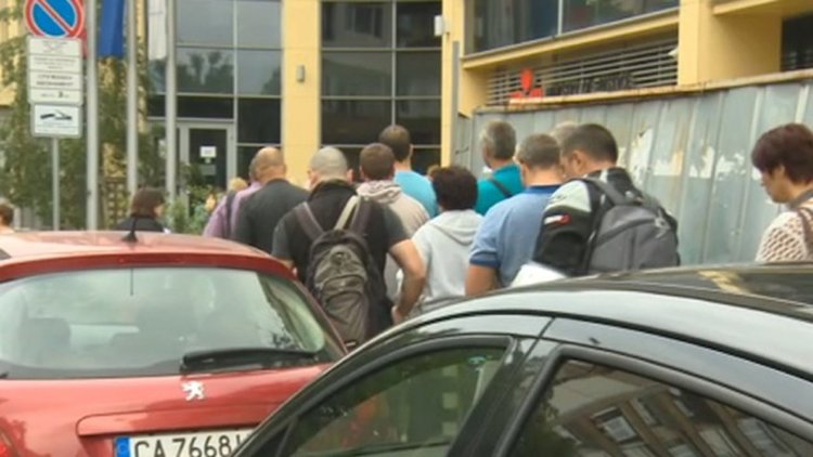 Дълги опашки се извиха пред Агенцията по вписвания