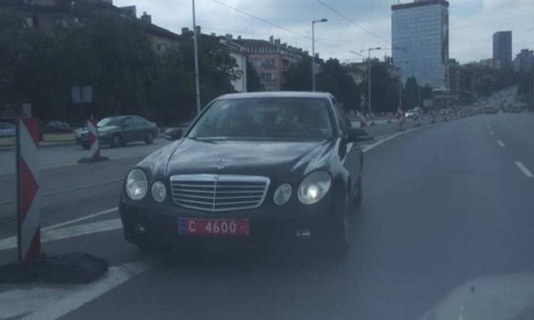 Дипломати по номер – тарикати на пътя