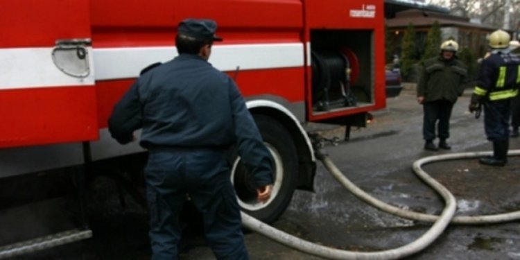 Горя къща в Неделино, огнеборците спасиха и съседна сграда
