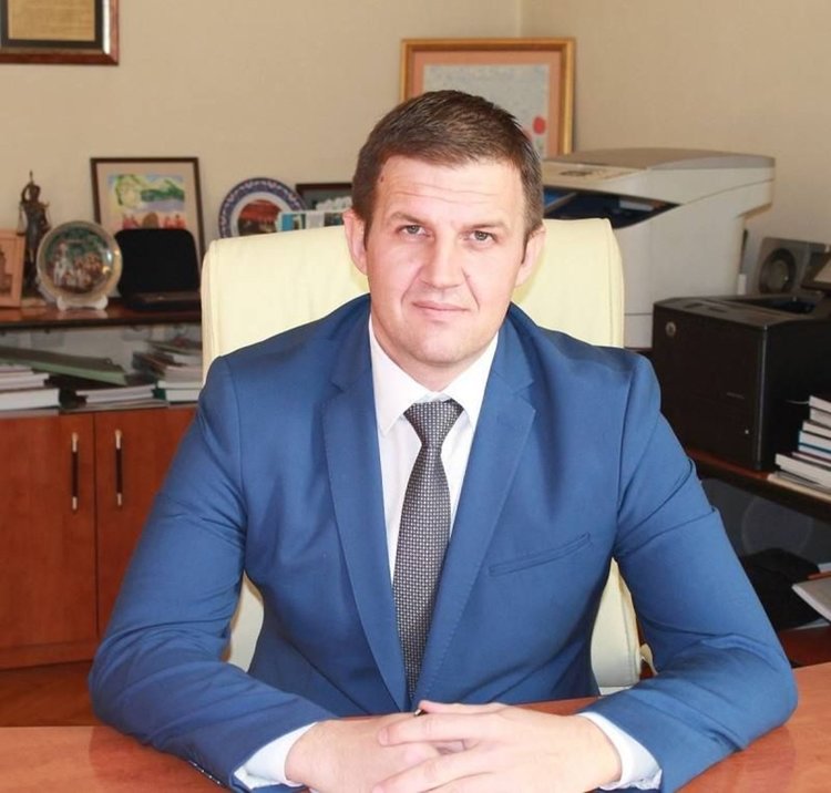 Областният управител учи шефа на Инспектората на родолюбие