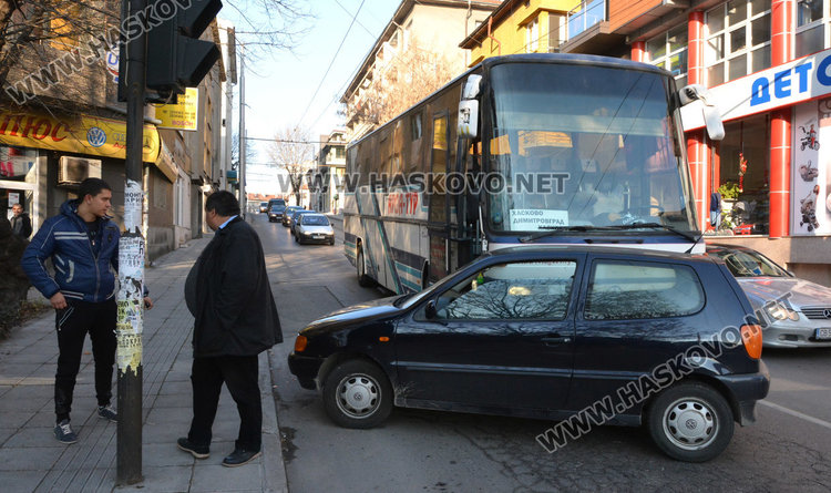 Фолксваген Поло се заби в автобус до ДНА в Хасково