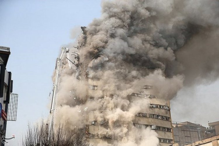 30 пожарникари загинаха при рухването на сграда в Техеран