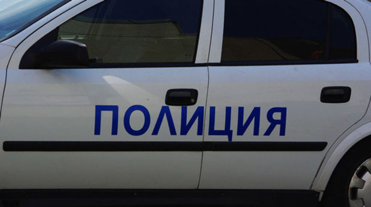 Чупят стъкло на дамски автомобил,кълцат гуми на кола в Стойките