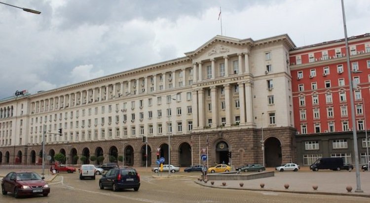 Държавата намалява приема на студенти в университетите