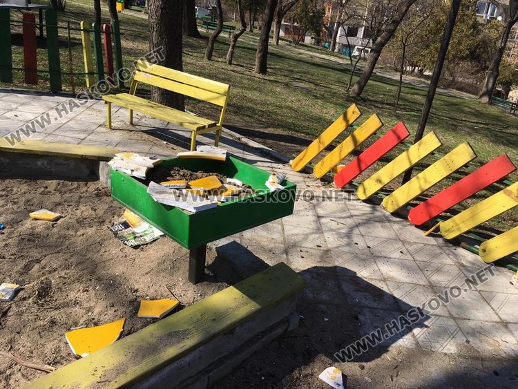 Паркът на „Бяло море“ тъне в разруха и се превръща в сметище