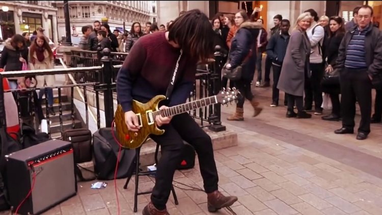 Виртуоз на китарата свири на улицата (видео)