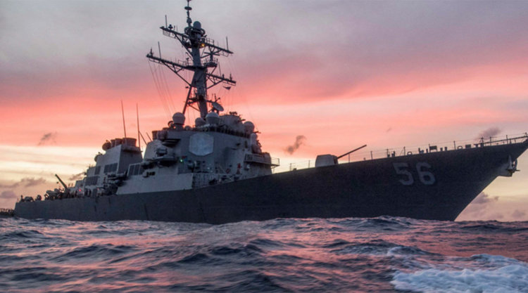 Американски военноморски разрушител се сблъска с търговски кораб