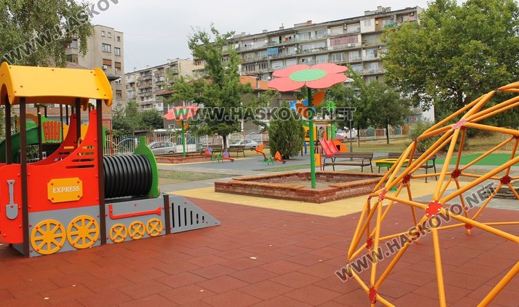 Приключи ремонта на двора на димитровградската градина "Осми март" 