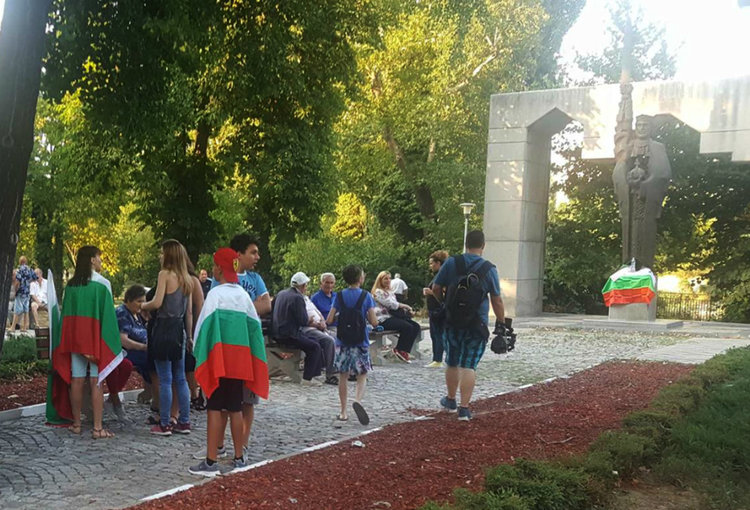 Паметникът на Иван Асен II сбира отново недоволни асеновградчани