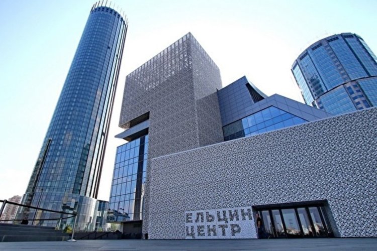 Гарвани хвърляли камъни по "Елцин Център"