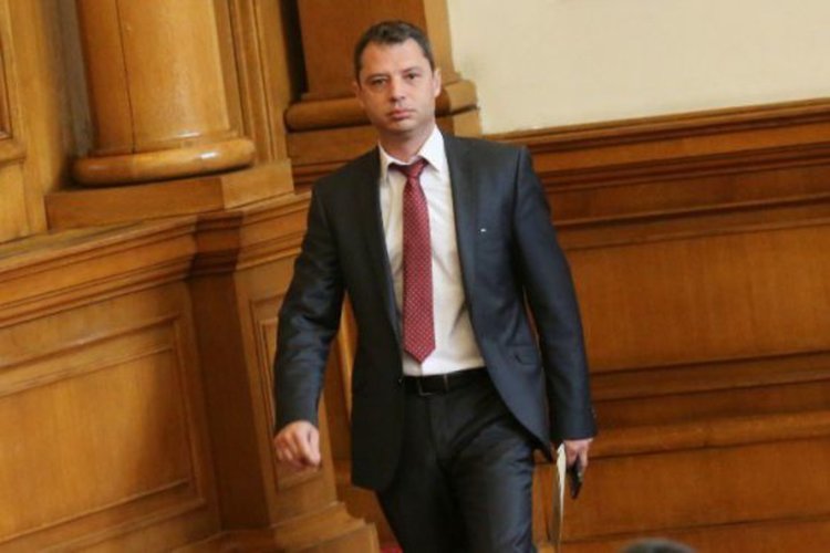 Делян Добрев остава депутат, реши НС