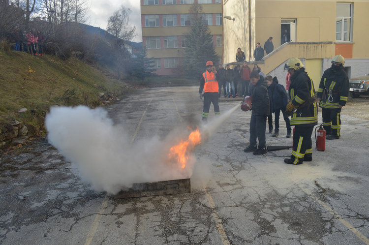 Младежи-доброволци от смолянски гимназии показаха нагледно как се действа при бедствия