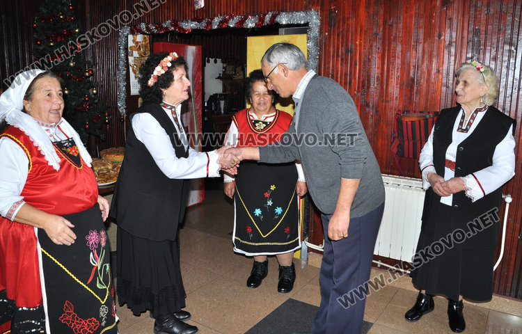 Полазник и кошница с коледарчета за Игнажден в Узунджово