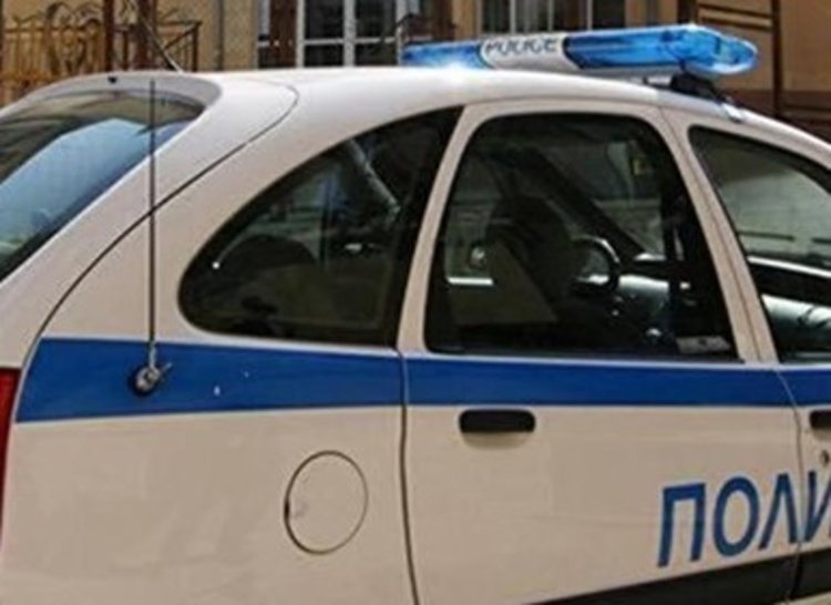 Разбиха стъкло на автомобил, откраднати са пари и документи