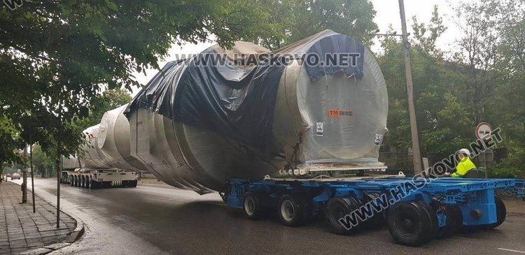 Огромен извънгабаритен товар и лека верижна катастрофа на входа на Димитровград