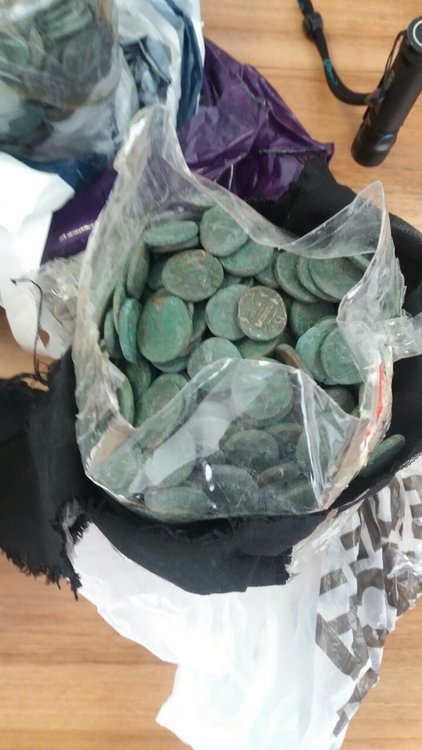 Хванаха турчин на българската граница с 3000 старинни монети, напъхани в туби