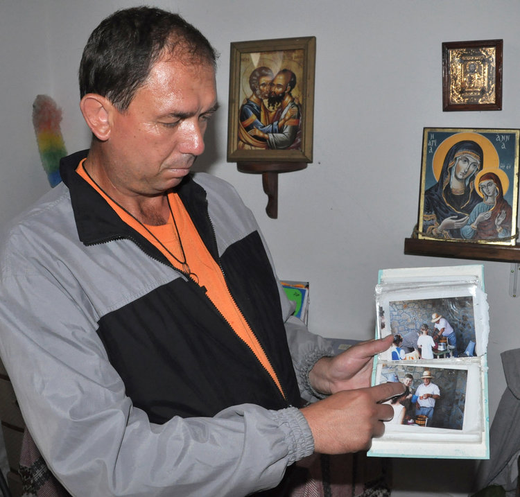 Турчин багерист от Козлец открива кръста и загробения под тонове пръст параклис край Конуш