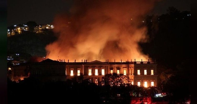 Пожар погълна 200-годишен музей с милиони ценни експонати в Рио де Жанейро