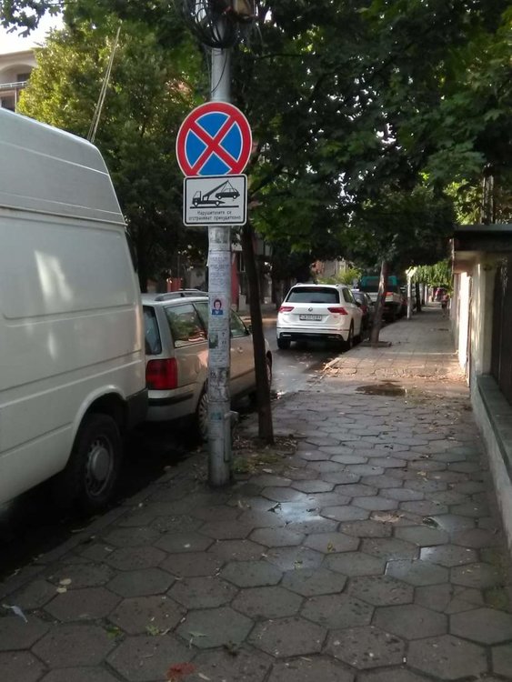 Хасковлийка: Цяла улица е непроходима заради абсурдно паркиране