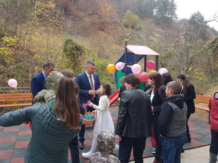 Неделинско село се сдоби с първата си детска площадка