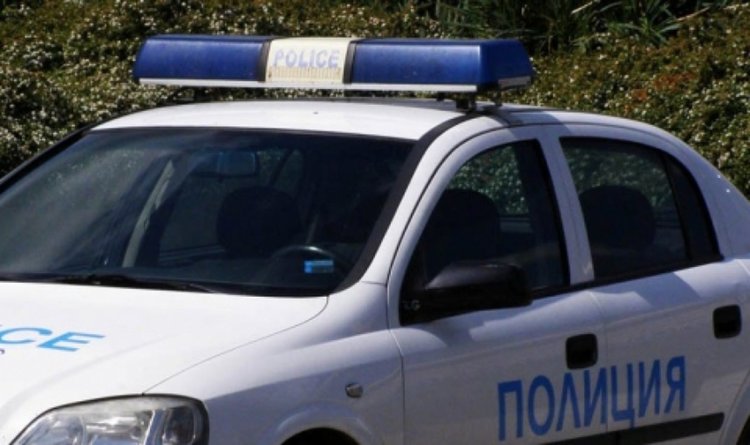 18-годишен с Мерцедес се заби в стълб, спипаха двама без книжка и без номера