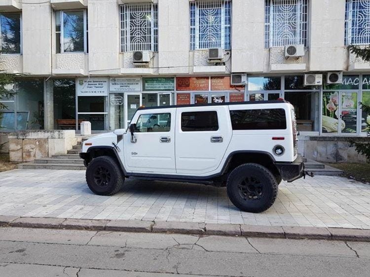 Изключително нагло паркиран Hummer на тротоара в центъра на Диимитровград