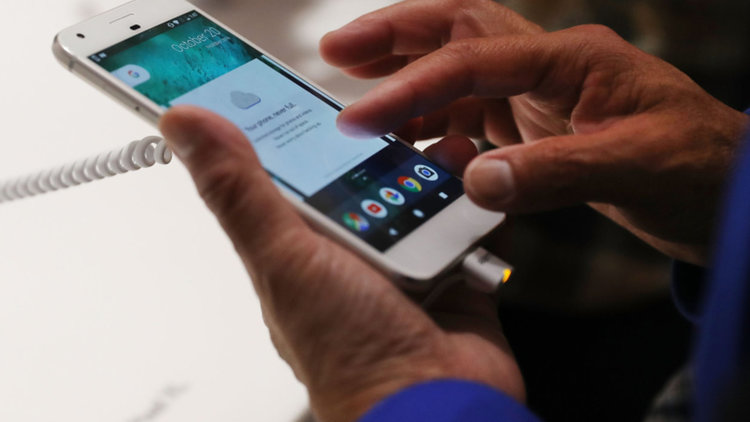 Близо половината от българите не пазят личните си данни на смартфоните си