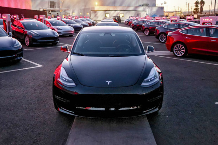 Мъск похвали белите хакери за откритите проблеми в Tesla Model 3 (видео)