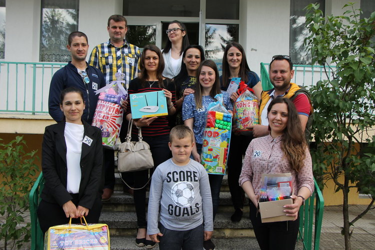 Младежи от ДПС-Ардино зарадваха децата в детските градини с подаръци