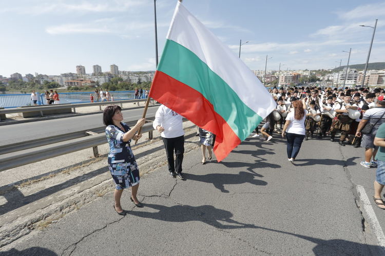 Цвета Караянчева поведе шествие през Кърджали, хоро се изви над Водното огледало