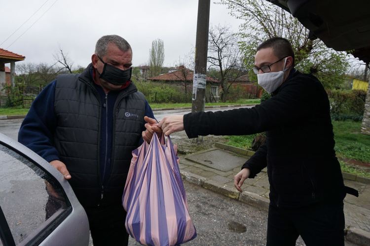ГЕРБ Хасково дари 300 пакета с храни на социално слаби в селата