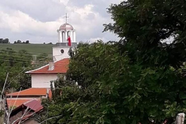 Камбанарията в Православен заблестя благодарение на дарение