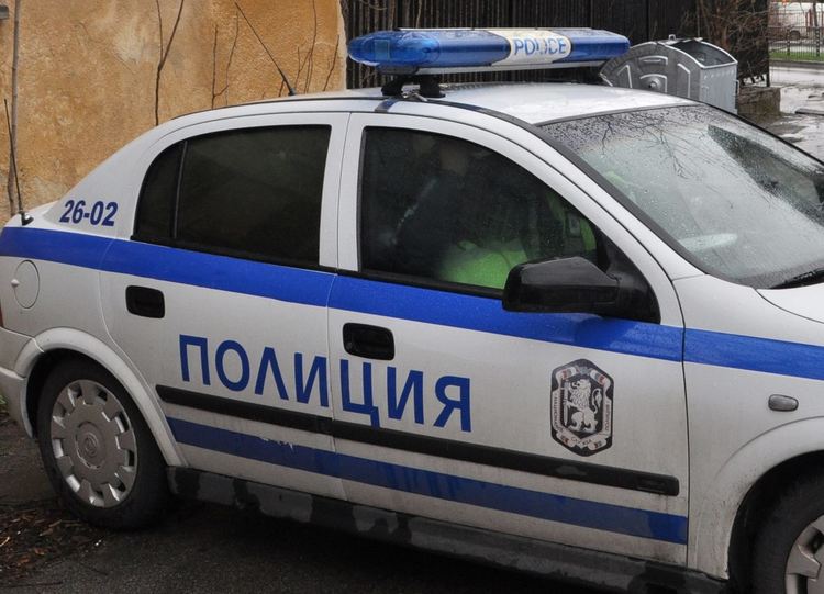 Задържаха двама младежи за кражба на пари от параклис