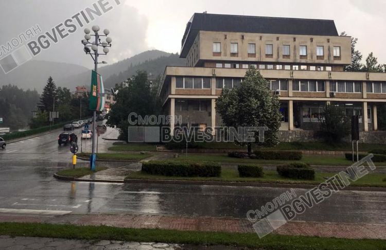 Огнеборци отводняваха пощенската палата в Смолян