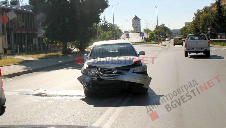 Фолксваген се натресе в Пежо в центъра на Димитровград
