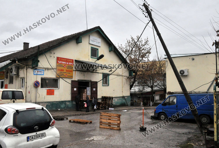 Електрически стълб надвисна над сградите в складовата база