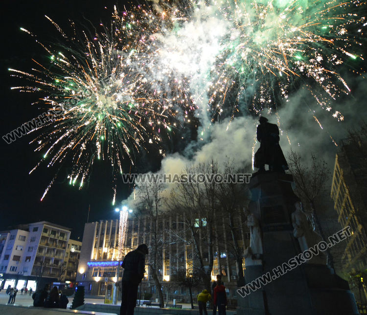 С повече надежда честита Нова 2021 година!