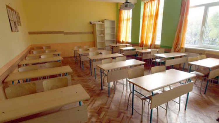 Учениците няма да се върнат в клас преди 12 април