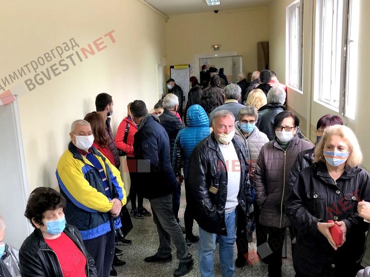 Десетки гласоподаватели струпани в малък коридор пред 2 секции в Димитровград