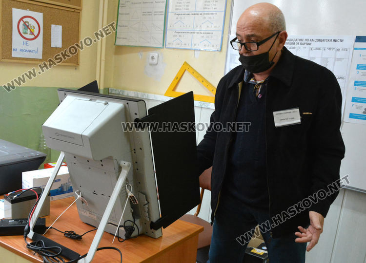 Повредени машини за гласуване в Хасково