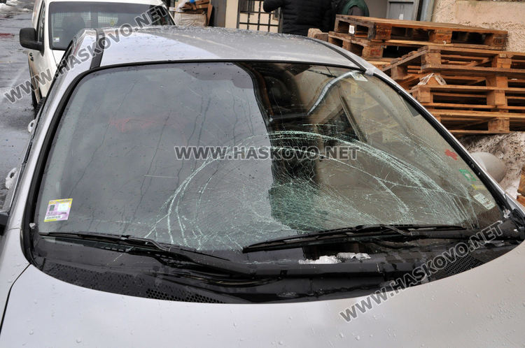Задържаха 70-годишен, потрошил стъклата на две коли в Хасково