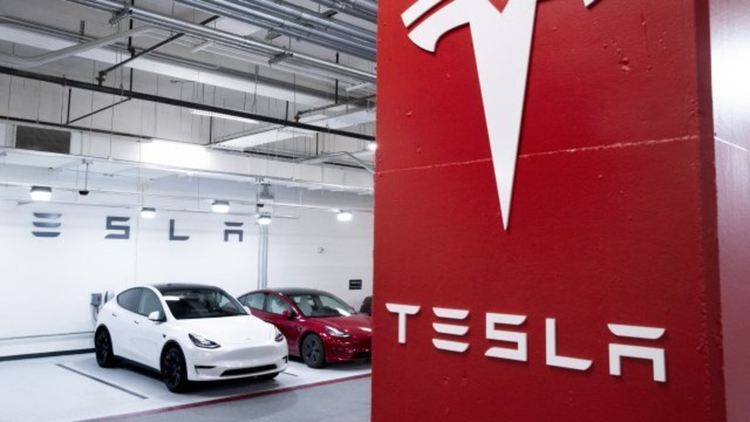 Двама загинаха, след като кола на Tesla без водач катастрофира