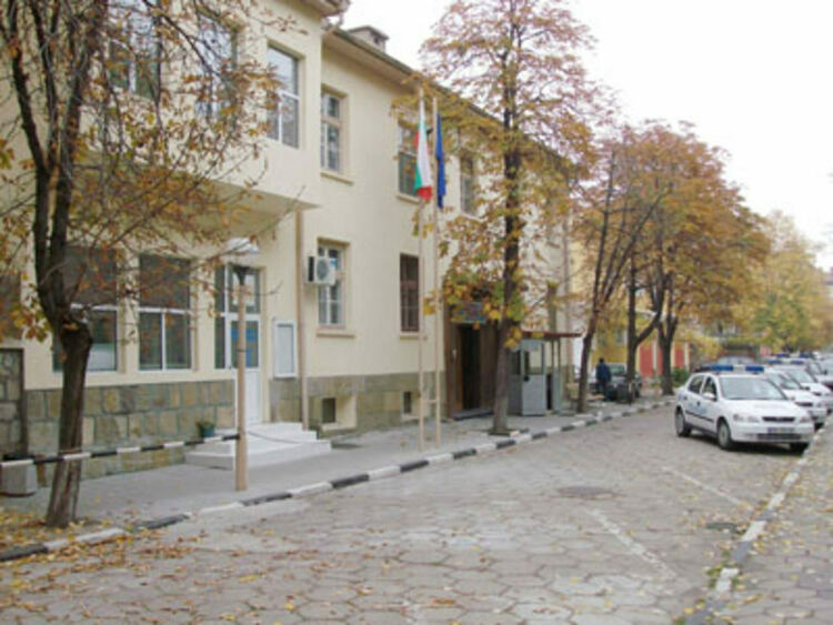 Търсят се полицаи