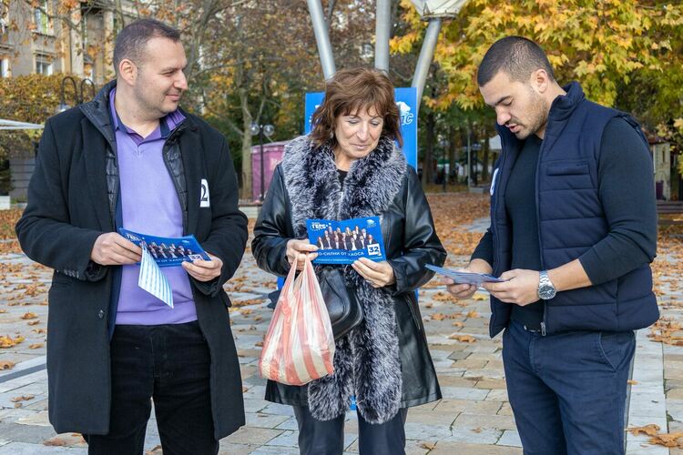 Кандидатите за народни представители на ГЕРБ проведоха разяснителна кампания за начина на гласуване в Димитровград