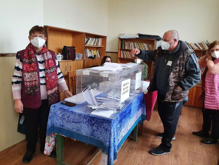 Спокойни избори, ниска избирателна активност