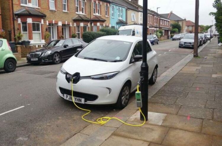 Какви са стимулите за собствениците на електромобили във Великобритания