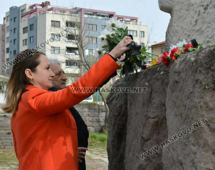 Поднесоха цветя на Паметника на Тримата ремсисти