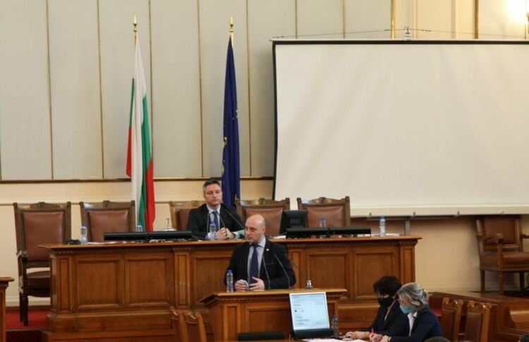ДБ и ГЕРБ се скараха на председателката на външна комисия заради оръжията за Украйна