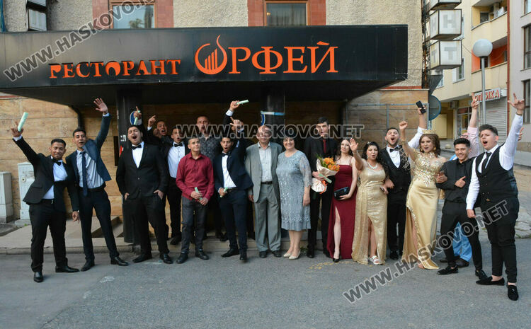 23-ма абитуриенти от две паралелки изпрати ПГТАТ