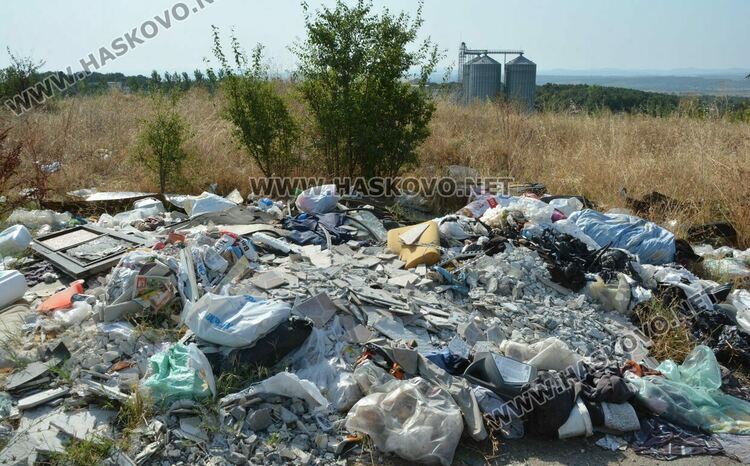 Поредно нерегламентирано сметище се образува край Хасково